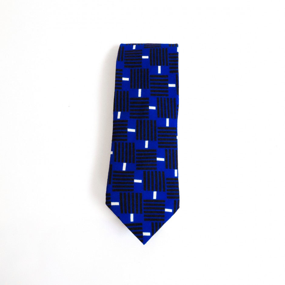 Cravate bleue à motifs géométriques
